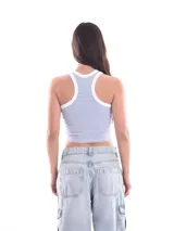 Musculosa corta de punto acanalado a rayas horizontales celestes y blancas, con cuello y sisas ribeteadas en blanco.