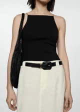 Top gris con tirantes finos, cuello halter y corte ajustado.