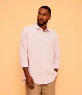 Camisa celeste de lino con cuello camisero, abotonadura frontal y mangas largas.