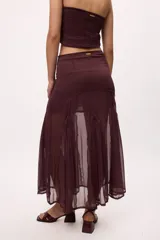 Falda larga marrón con transparencias y goudets que generan más vuelo.