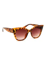 Lentes de sol estilo ojo de gato con montura de acetato color carey (marrón con manchas oscuras) y cristales degradados en tono marrón.
