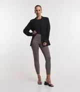 Pantalón legging con estampado cuadrillé en tonos marrones.