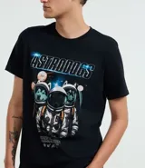 Remera negra de algodón con estampa de tres perros astronautas y lettering "Astrodogs".