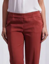 Pantalón blanco de gabardina elastizada, marca Zac & Rachel, con bolsillos delanteros y traseros.