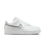 Championes Nike Air Force 1 Dance de mujer, color blanco con detalles en gris.