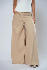 Pantalón de vestir color beige, de corte palazzo y tiro alto.