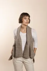 Chaleco marrón con diseño a cuadros, solapas anchas y bolsillos laterales.