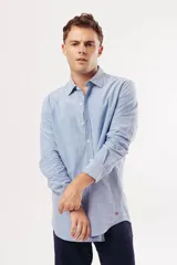 Camisa celeste de manga larga con cuello clásico y corte slim.