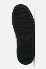 Zapatilla urbana de cuero sintético color negro, con cordones y suela plana.