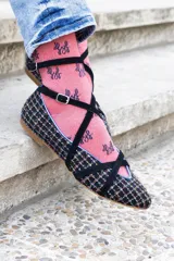 Ballerinas con estampado multicolor, punta semi-redonda, escote cerrado en pico y tiras cruzadas atadas al tobillo con doble hebilla. Interior 100% piel y suela de cuero. Incluye plantilla intercambiable de lana y piel.