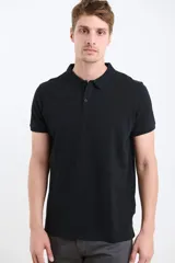Remera polo de piqué color verde con cuello clásico y tapeta de dos botones.