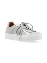Sneaker de cuero vacuno con estampado de camuflaje y suela marrón.