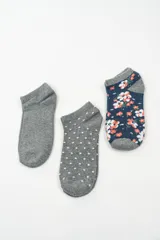 Medias cortas en pack de tres, con diseños en gris, lunares y floreado.