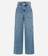 Pantalón cargo de jeans con lavado dirty, corte holgado, bolsillos laterales y trabillas en la cintura.