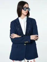 Blazer azul de corte clásico con solapa de lentejuelas, ideal para ocasiones especiales.