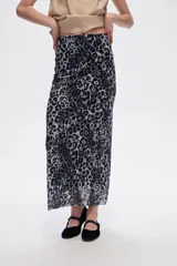 Falda midi de corte recto con estampado animal print en tonos grises y negros.