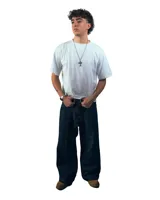 Remera blanca de algodón con cuello redondo y mangas cortas.