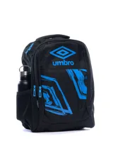 Mochila negra con diseño gráfico en azul vibrante, incluyendo el logo Umbro y un patrón abstracto de pinceladas. Posee un bolsillo lateral de malla para botella y tiradores de cierre azules.