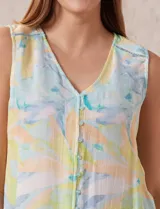 Blusa sin mangas de gasa estampada, marca Zac & Rachel. Escote en V, abertura central con botones y ruedo con volado.
