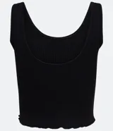 Musculosa corta color verde oliva, de algodón con poliéster y elastano, con escote redondo y espalda deportiva.