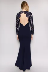 Vestido largo de fiesta color azul marino, con mangas largas de encaje floral y falda recta.