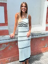 Vestido midi de tejido de punto color blanco con diseño calado y rayas horizontales negras.