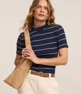 Blusa marrón de ribana con cuello medio, mangas cortas con dobladillo y estampado de rayas horizontales blancas.