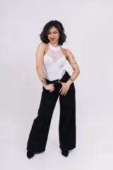 Body negro con cuello alto, mangas sisa y transparencias de tul en el escote y los laterales.