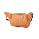 Riñonera color suela con diseño en símil cuero croco, acceso con cierre doble, correa regulable y asas fijas. Tiene un bolsillo interno con cierre y herrajes plateados.
