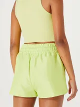 Short celeste con cintura elastizada y cordón de ajuste verde flúor.