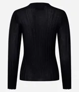Suéter negro de punto con cuello redondo y mangas largas. Presenta rayas verticales texturizadas y tejido con hilos metalizados.
