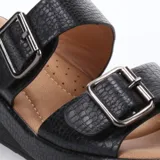 Sandalias de mujer Lady Confort color beige con plataforma y hebillas plateadas.