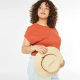 Sombrero de rafia color beige con cinta marrón alrededor de la copa.
