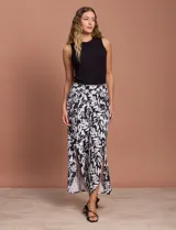Pantalón largo de lino estampado en blanco y negro, con pretina ancha elastizada tipo smock, pierna ancha y ruedo con tajo.