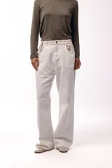 Jean wide leg color natural, de tiro medio con bolsillos delanteros amplios y silueta fluida.