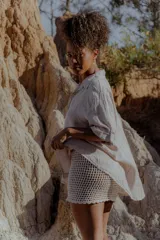 Camisa blanca de lino, de mangas cortas y corte holgado.