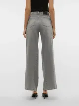 Pantalón de jean gris de corte wide leg con bolsillos delanteros y traseros.