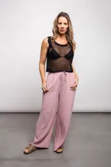 Blusa de tejido de punto calado color crema, sin mangas y corte crop.