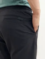 Bermuda de gabardina color gris oscuro, corte recto y largo a la rodilla.