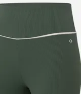 Pantalón legging deportiva confeccionada en microfibra acanalada color verde militar, con detalle de vivo contrastante.