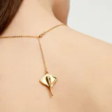 Collar doble con cadena corta de aleación de metales bañada en oro 18k, con dije de mantarraya.