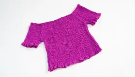 Top elastizado color verde militar, con mangas cortas y hombros descubiertos.