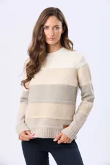 Buzo tejido de manga larga con cuello redondo y diseño de rayas horizontales en tonos pastel: gris claro, rosa pálido, lila y beige.