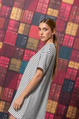 Remerón blanco con rayas horizontales negras, de corte recto y mangas cortas.