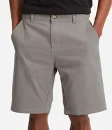 Bermuda masculina de sarga color rosado, con corte recto y bolsillos laterales.