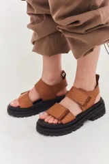 Sandalias negras con plataforma y doble tira con ajuste de velcro.