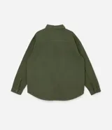 Campera plus size color verde militar, modelo oversized, confeccionada en sarga texturizada. Cuenta con cuello tradicional, cierre abotonado, dos bolsillos delanteros y puños abotonados.