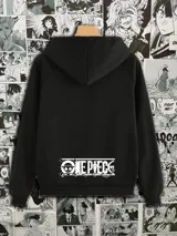 Canguro negro con capucha y bolsillo delantero. Estampado con personajes de One Piece en colores azul, naranja y rojo.