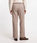 Pantalón jogger de tricolina color beige con estampado de cuadros, cintura elástica con lazo y bolsillos laterales.