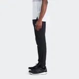Pantalón deportivo New Balance Accelerate, color negro, confeccionado en poliéster reciclado con tecnología NB DRY para eliminar la humedad. Presenta un ajuste atlético, bolsillos laterales y un bolsillo trasero.